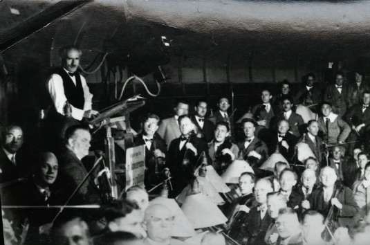 Fig. 1 – Toscanini nel golfo mistico del Festspielhaus a Bayreuth, 1930 (©Archivio di Stato di Milano, Toscanini, serie Fotografie, ATF_197)