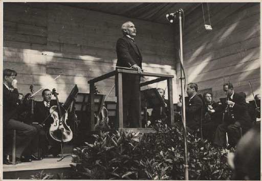 Fig. 7 – Arturo Toscanini durante il concerto nel parco della villa Wagner di Triebschen, 25 agosto 1938 (©Archivio di Stato di Milano, Toscanini, serie Fotografie, ATF_333)