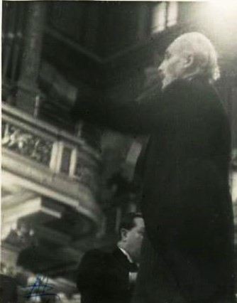 Fig. 2 – Toscanini dirige i Wiener Philharmoniker nella Große Musikverein Saal di Vienna, 1933 ca (foto Mimì Zuccari, ©Archivio di Stato di Milano, Toscanini, serie Fotografie, ATF_271)