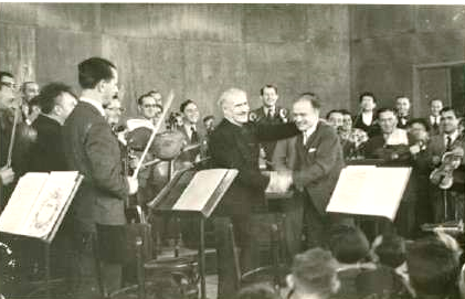 Fig. 3 – Arturo Toscanini e Bronislaw Huberman nel primo concerto della Palestine Orchestra a Tel Aviv, dicembre 1936 (foto R. Weissenstein, Tel Aviv©Archivio di Stato di Milano, Toscanini, serie Fotografie, ATF_301)