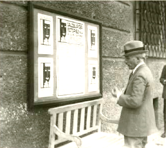 Fig. 5 – Arturo Toscanini davanti al manifesto del Salzburger Festspiele 1937 (©Archivio di Stato di Milano, Toscanini, serie Fotografie, ATF_315)