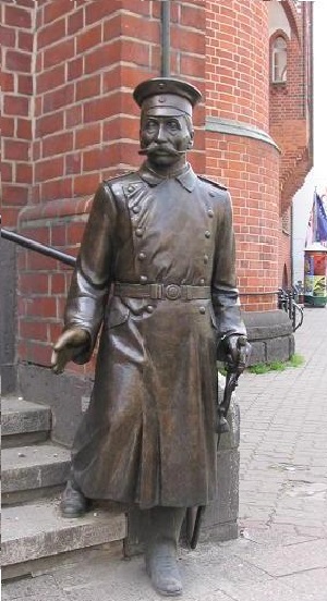 Fig. 3 – La statua di Wilhelm Voigt vestito da Capitano di Köpenick all’ingresso del municipio di Köpenick (Berlino, distretto di Treptow-Köpenick), https://it.wikipedia.org/wiki/Wilhelm_Voigt