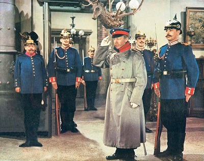 Fig. 5 – Una sequenza del film di Helmut Käutner, con Heinz Rühmann nel ruolo di Wilhelm Voigt (Der Hauptmann von Köpenick, 1956), https://www.tagesspiegel.de/kultur/heprodimagesfotos8612012012816456036-jpg/6121472.html